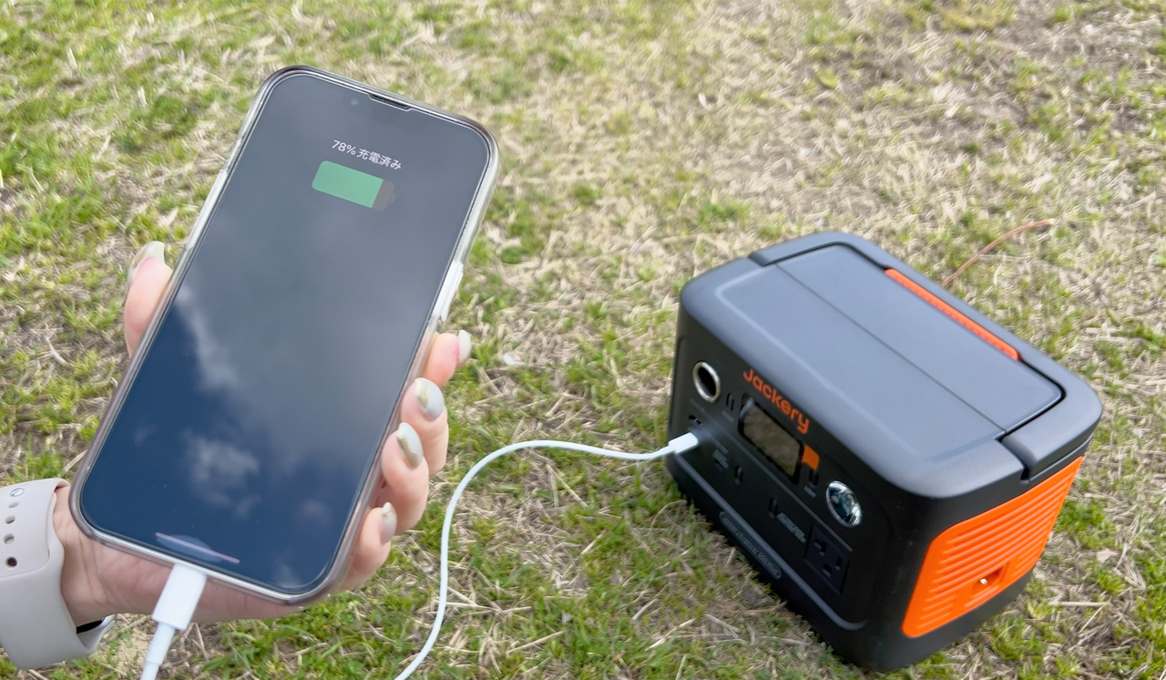 ポータブル電源で充電するスマートフォン